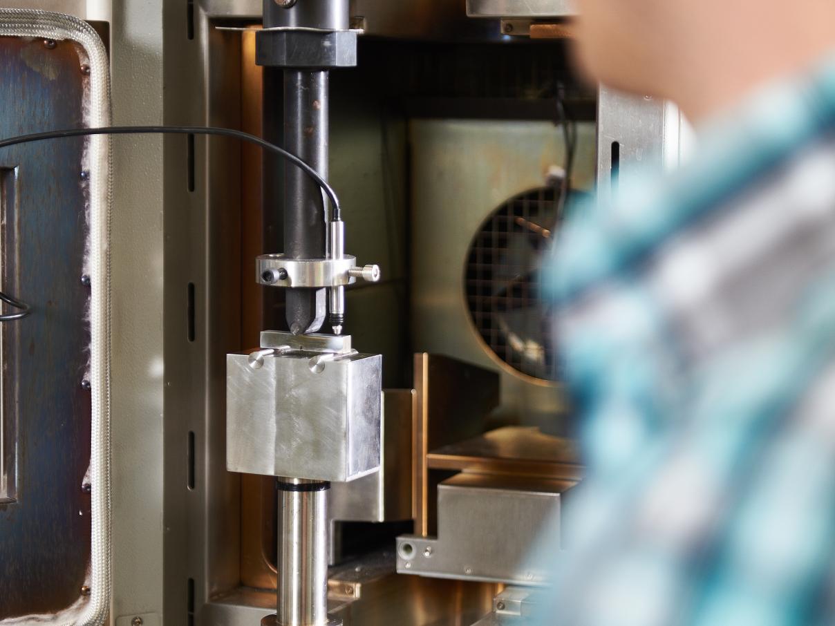 SCK CEN - Fatigue precracking of a sharpy specimen (2013)
